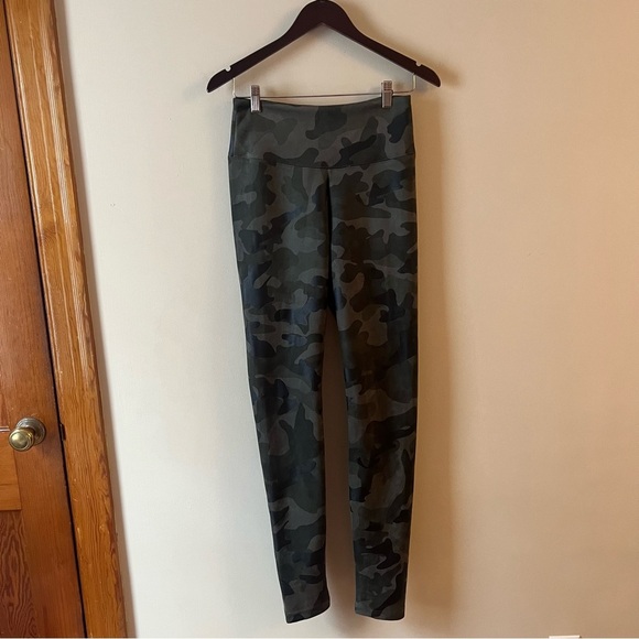 White House Black Market WHBM Runway Leggings Camo Print Size 4 Skinny High Rise - Picture 2 of 10
